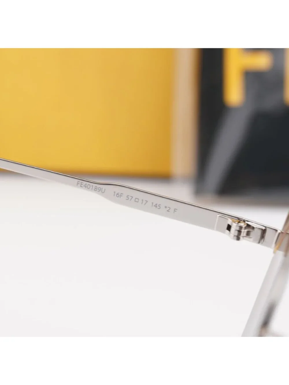 Fendi model fe40189u